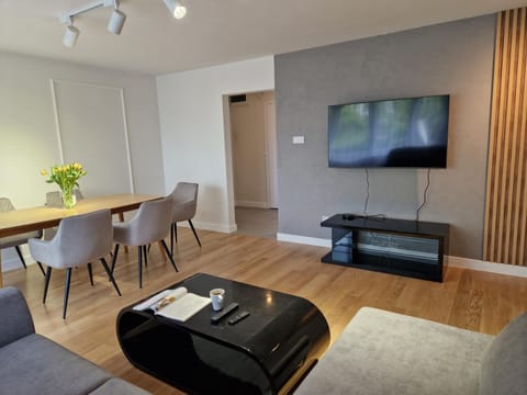 Communal lounge/ TV room, TV and multimedia, Living room, Seating area, Dining area