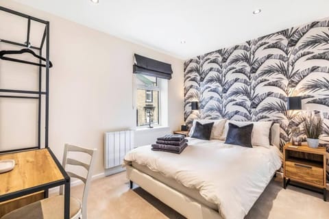 'The Cobbles' - central, stylish, garden, views House in Skipton