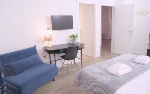 Bed, TV and multimedia, Seating area, Bedroom, hair dresser, towels