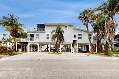 Coastal Captivation House in Estero Island