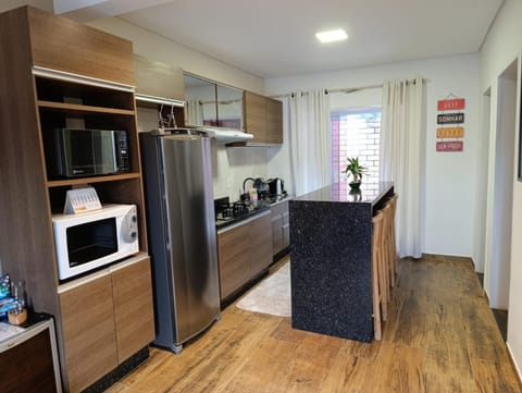 Coffee/tea facilities, Kitchen or kitchenette, Dining area, dishwasher, minibar, oven, pet friendly, stove, toaster