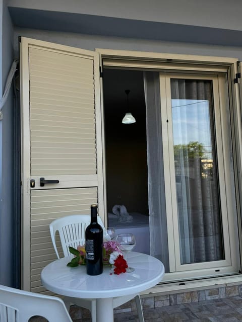 Patio, Day, View (from property/room), Balcony/Terrace, Food and drinks, Dining area, Drinks, Alcoholic drinks