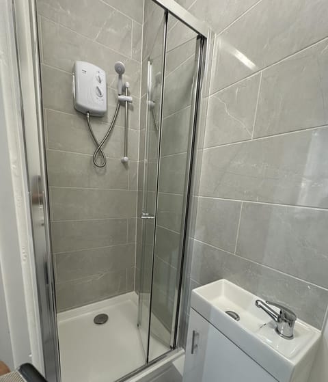 Shower, Bathroom, towels