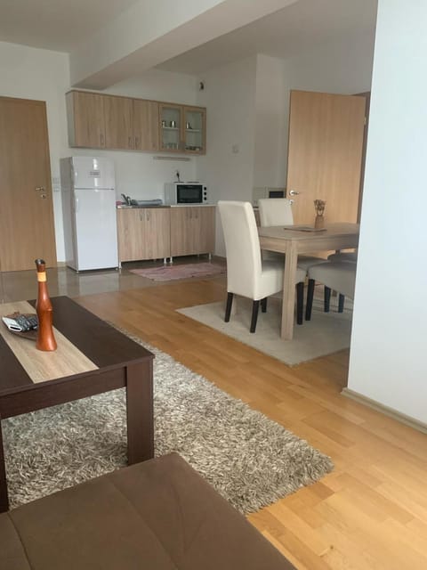 Seating area, Dining area, minibar, oven, pet friendly, stove