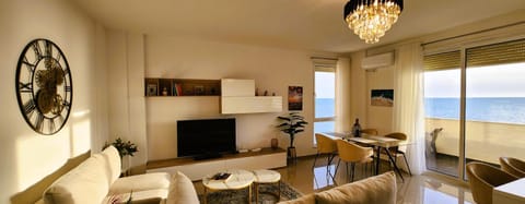 TV and multimedia, Living room, Seating area, Dining area, Evening entertainment