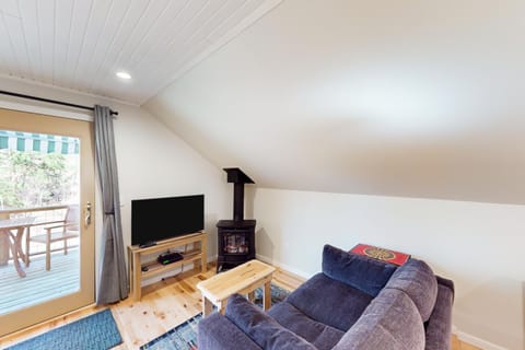 1 Mi to Crystal Lake! Couples Retreat with Deck Apartment in Crystal Lake