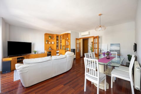 Bright Attic & Amazing Terrace Apartment in L'Hospitalet de Llobregat