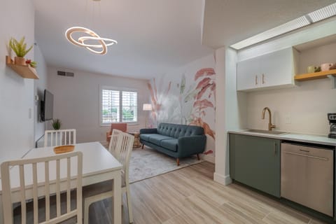 Kitchen or kitchenette, Living room, Seating area, Dining area, minibar
