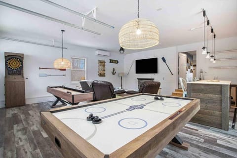 Cheerful Sister Lakes 4 BDR Lake House with Hot tub House in Sister Lakes