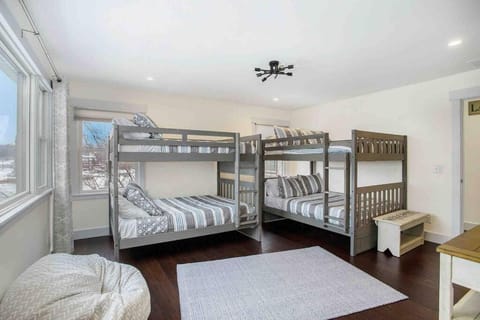 Cheerful Sister Lakes 4 BDR Lake House with Hot tub House in Sister Lakes