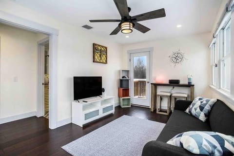 Cheerful Sister Lakes 4 BDR Lake House with Hot tub House in Sister Lakes