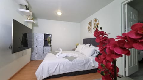 Bed, TV and multimedia, Photo of the whole room, Bedroom, towels