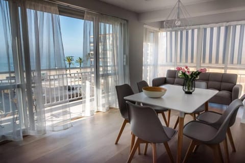 Natural landscape, View (from property/room), Balcony/Terrace, Living room, Seating area, Dining area, Sea view