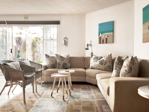 TV and multimedia, Living room, Photo of the whole room, Garden view, Family