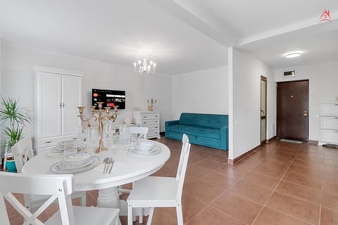 TV and multimedia, Living room, Seating area, Dining area