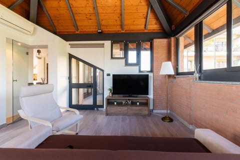 TV and multimedia, Living room, Seating area, Evening entertainment