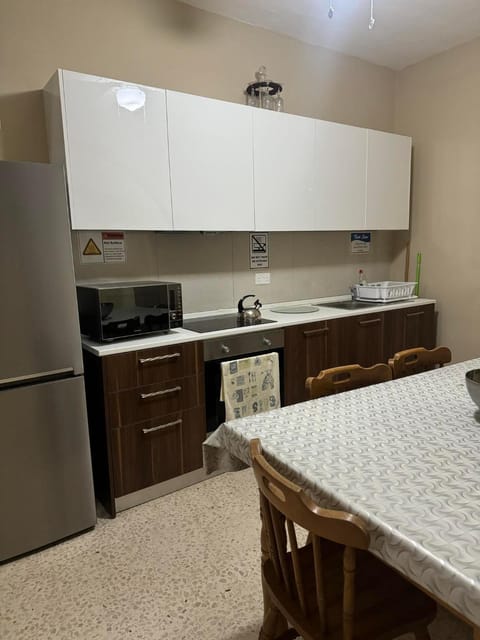 Kitchen or kitchenette, Dining area, minibar, pet friendly, stove