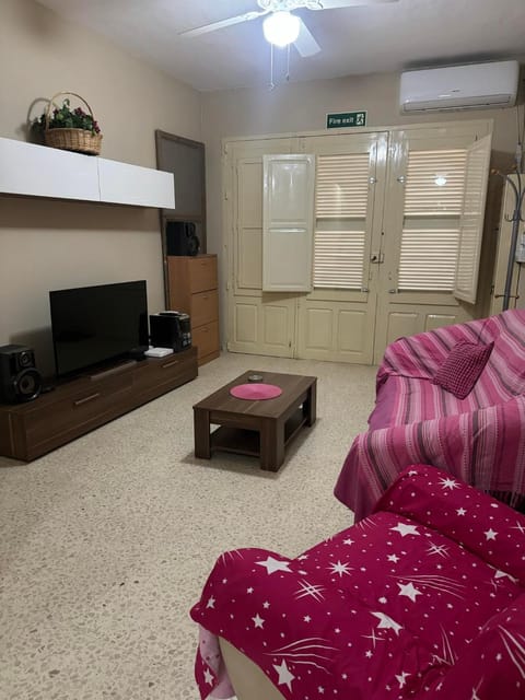 Communal lounge/ TV room, TV and multimedia, Living room, Seating area, air conditioner