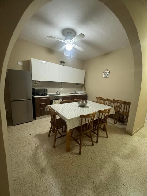 Kitchen or kitchenette, Dining area, fireplace, minibar, pet friendly, stove