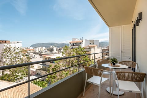 View (from property/room), Balcony/Terrace, City view