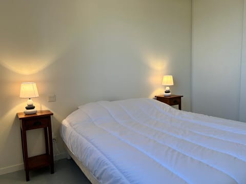 489 - Appart T2 surplombant la plage de Caroual. Apartment in Brittany