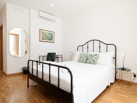 Bed, Photo of the whole room, Bedroom, air conditioner