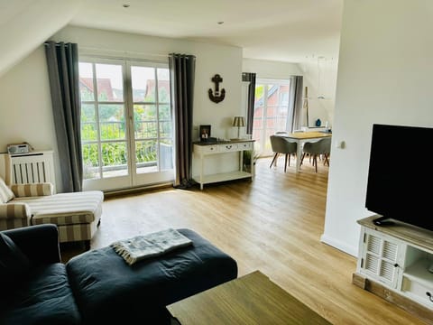 Communal lounge/ TV room, TV and multimedia, Living room, Seating area, Dining area