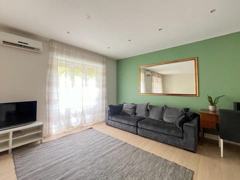 TV and multimedia, Living room, Evening entertainment, air conditioner
