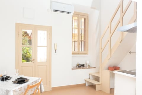 Kitchen or kitchenette, Living room, Seating area, Dining area