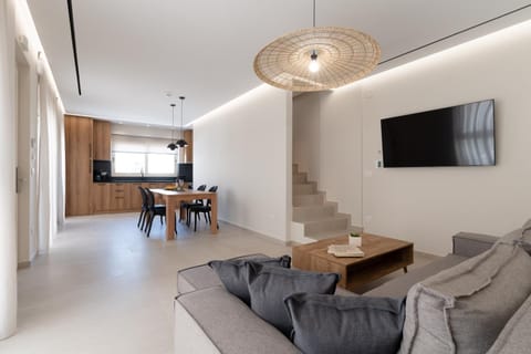 Communal lounge/ TV room, TV and multimedia, Living room, Seating area, Dining area
