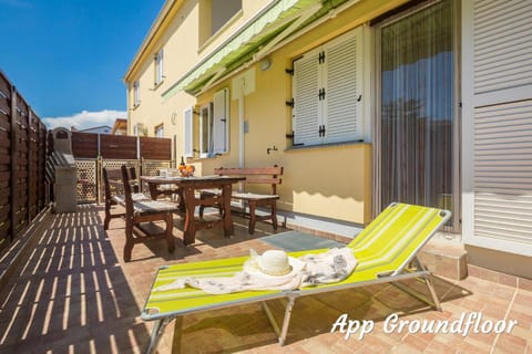Property building, Patio, Day, Balcony/Terrace, Seating area, sunbed