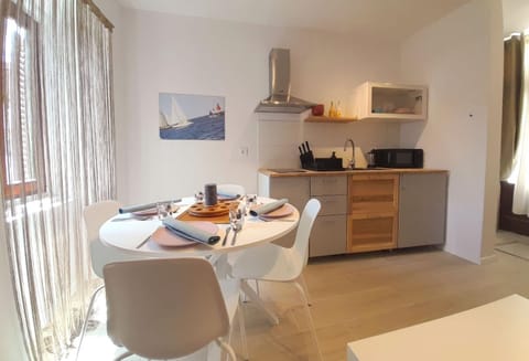 Kitchen or kitchenette, Dining area