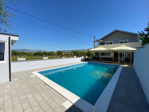 Property building, Day, Pool view, Swimming pool, sunbed