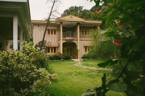 Property building, Facade/entrance, Spring, Day, Natural landscape, Garden, View (from property/room), Garden view, Mountain view, Location, Family