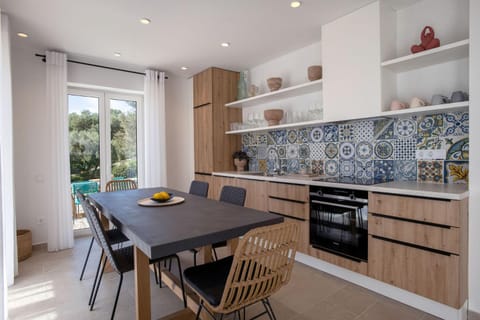 Kitchen or kitchenette, Dining area, pet friendly, stove