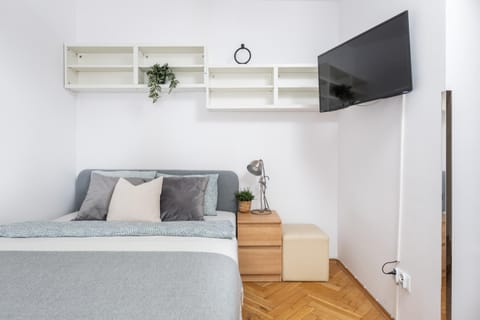 TV and multimedia, Seating area, Bedroom