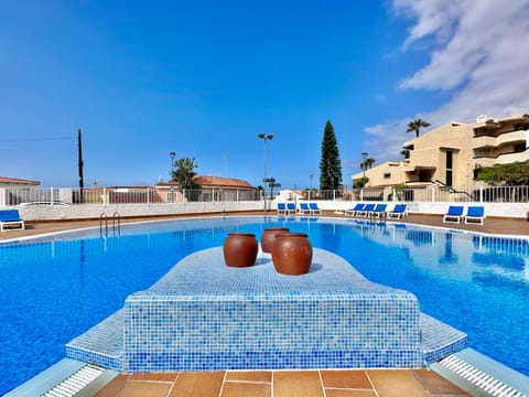Swimming pool, sunbed