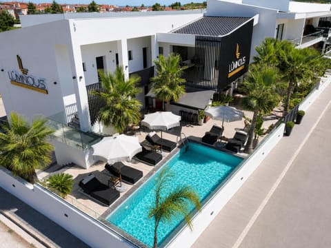 Property building, Garden, Garden view, Pool view, Swimming pool, sunbed
