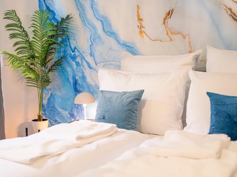 Bed, Photo of the whole room, Bedroom, towels