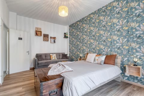 Photo of the whole room, Bedroom