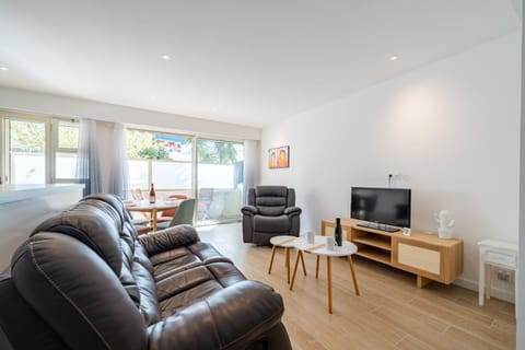 Communal lounge/ TV room, TV and multimedia, Living room, Seating area, Evening entertainment
