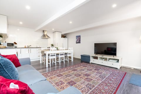 Communal lounge/ TV room, TV and multimedia, Kitchen or kitchenette, Living room, Seating area, Dining area