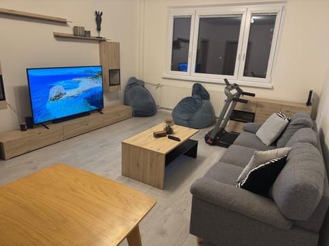 Communal lounge/ TV room, TV and multimedia, Living room, Seating area