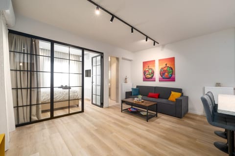 Bed, Seating area, Bedroom