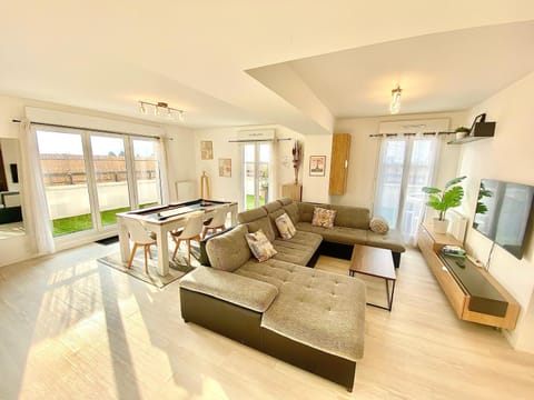 Communal lounge/ TV room, TV and multimedia, Living room, Seating area, Evening entertainment