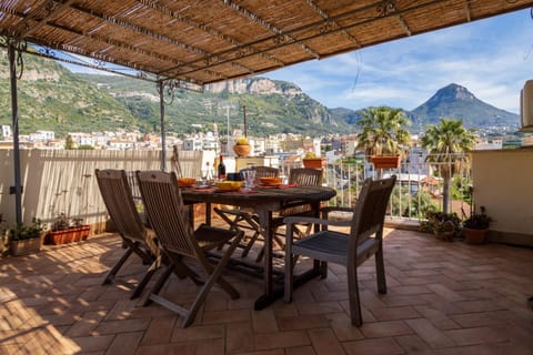 Patio, View (from property/room), Balcony/Terrace, Dining area, Mountain view