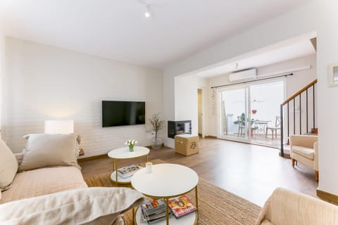 TV and multimedia, Living room, Seating area, Dining area, air conditioner