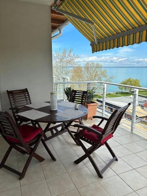 Balcony/Terrace, Dining area, Lake view