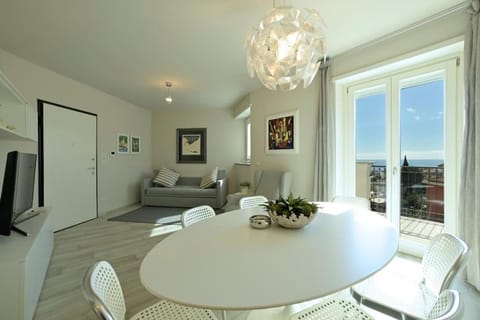 TV and multimedia, Living room, Dining area, Evening entertainment