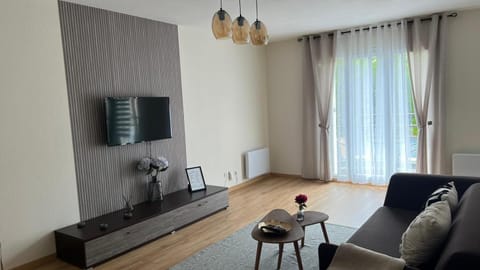 Communal lounge/ TV room, TV and multimedia, Living room, Seating area, Evening entertainment